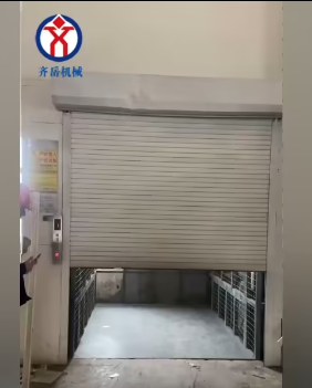 棗莊凱瑞化工集團承載2噸四停四站導軌（guǐ）式升降平台加裝電動卷簾門案例